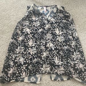 Sweet Pea Black & white printed top size m